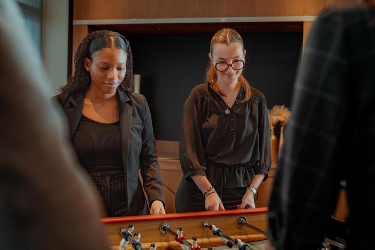 Nest Paris La Defense - Mgallery Puteaux Eksteriør bilde Two women playing table football