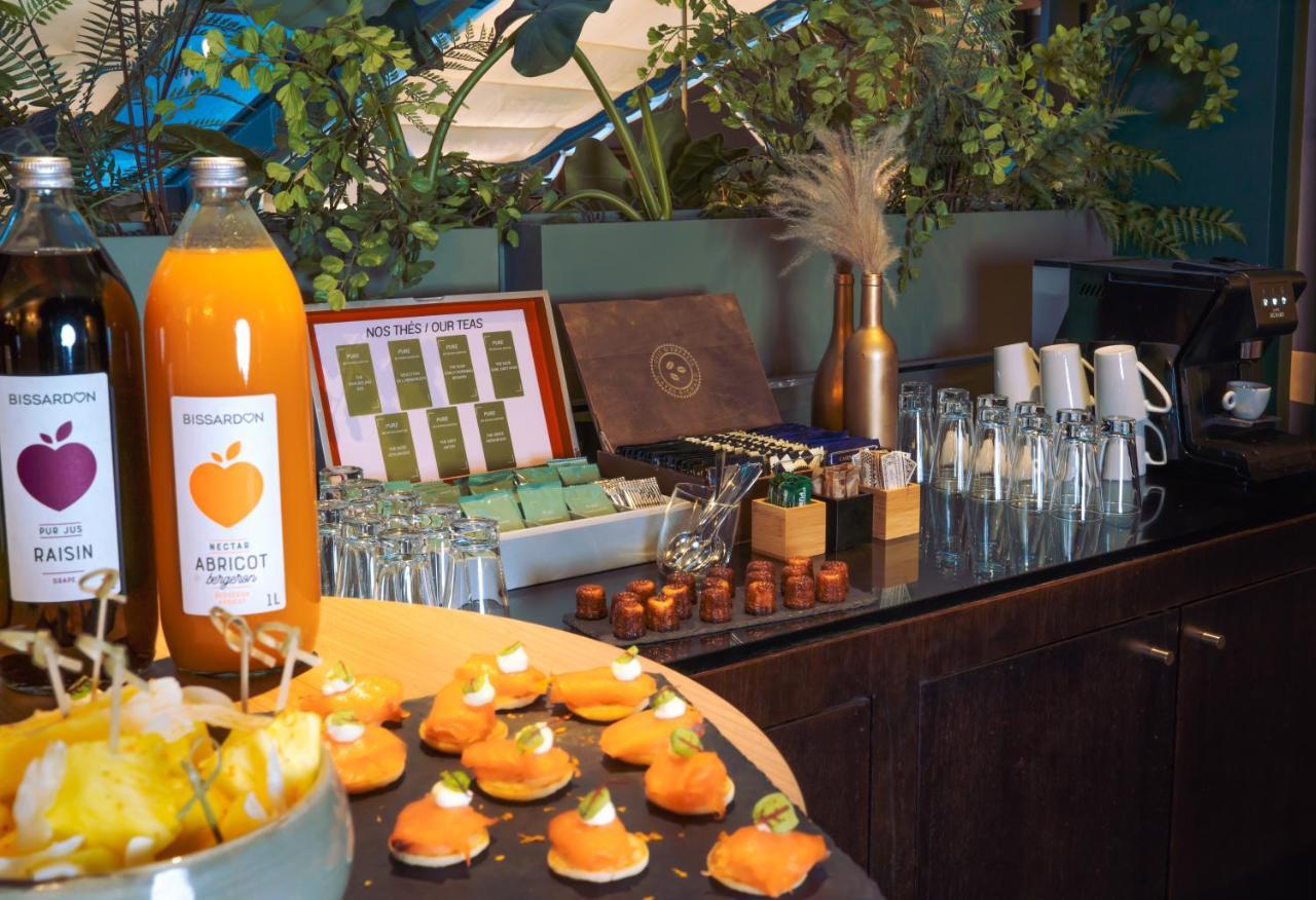 Nest Paris La Defense - Mgallery Puteaux Eksteriør bilde A selection of fruit and juice at a buffet