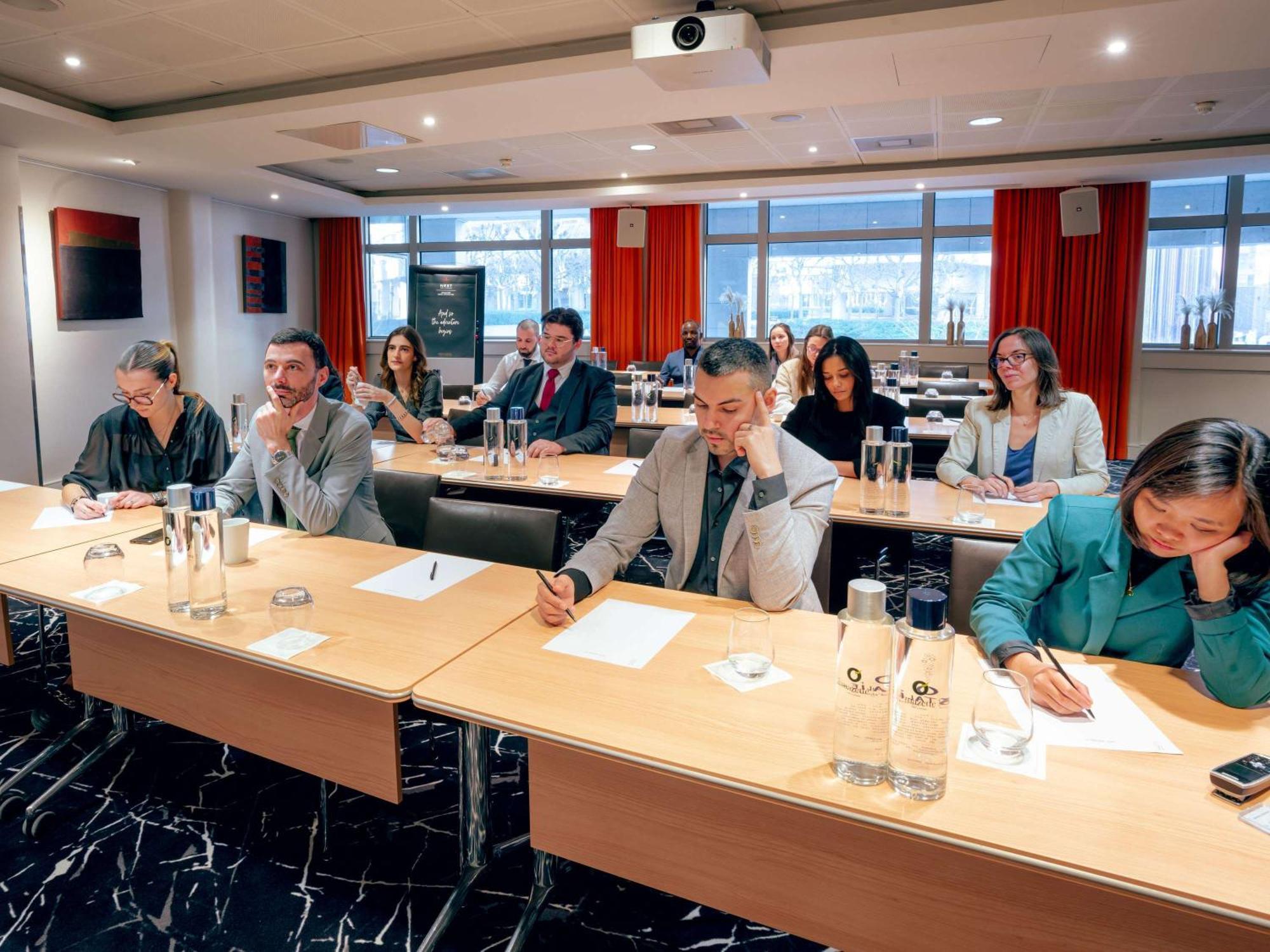Nest Paris La Defense - Mgallery Puteaux Eksteriør bilde Participants at a meeting of the European Research Council