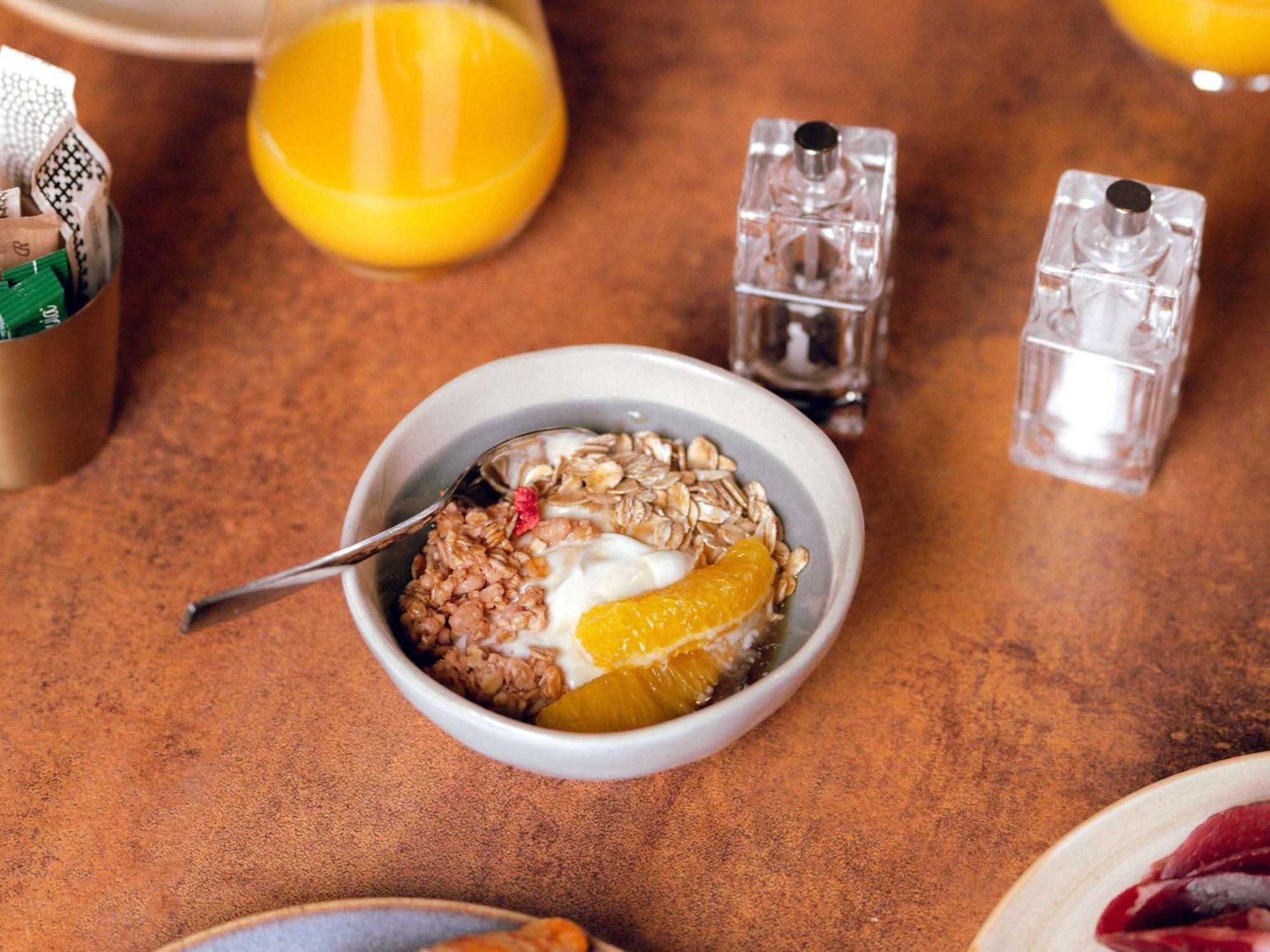 Nest Paris La Defense - Mgallery Puteaux Eksteriør bilde A bowl of muesli with yoghurt and fruit